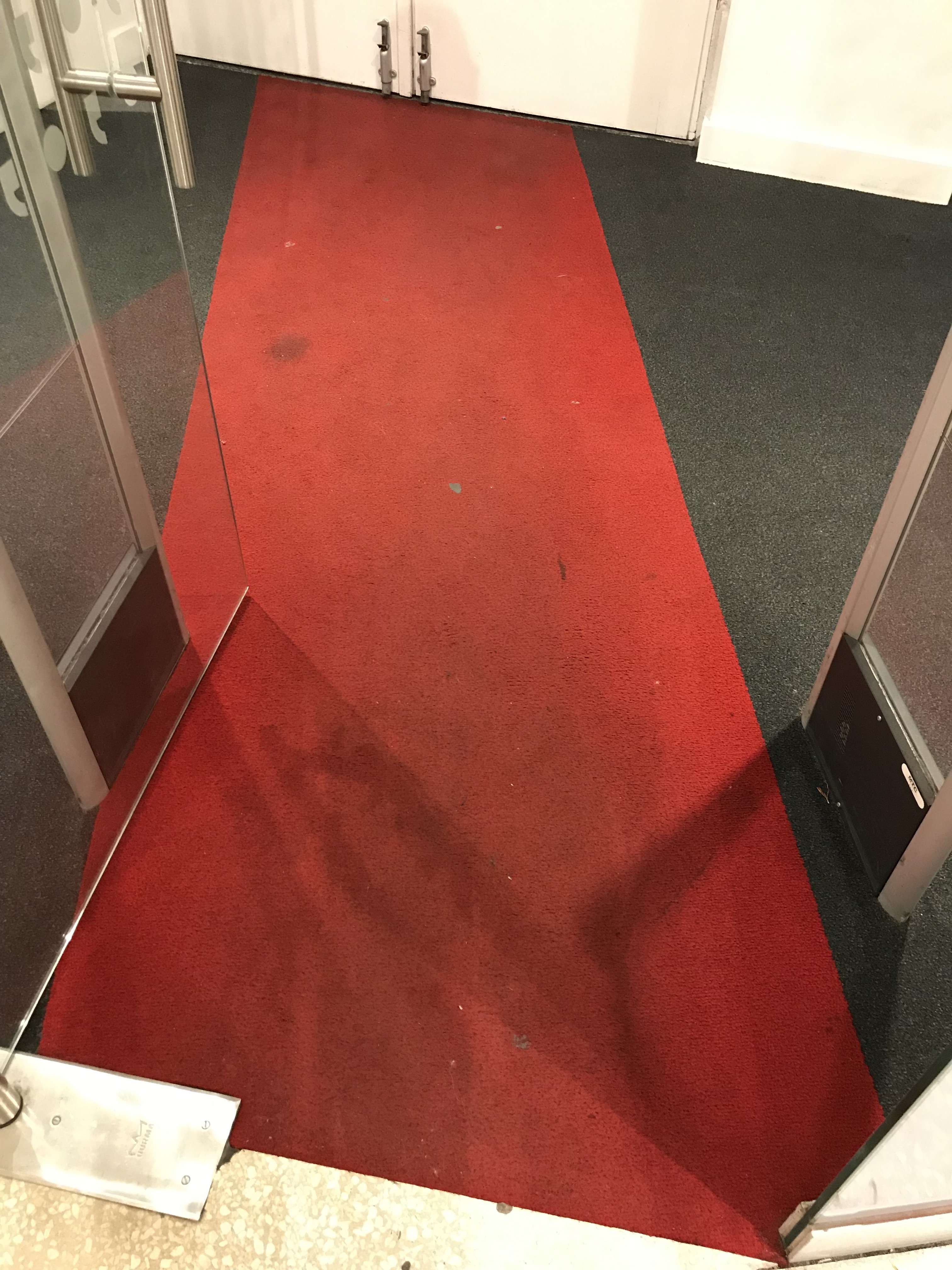 Schone rode entreemat na reiniging